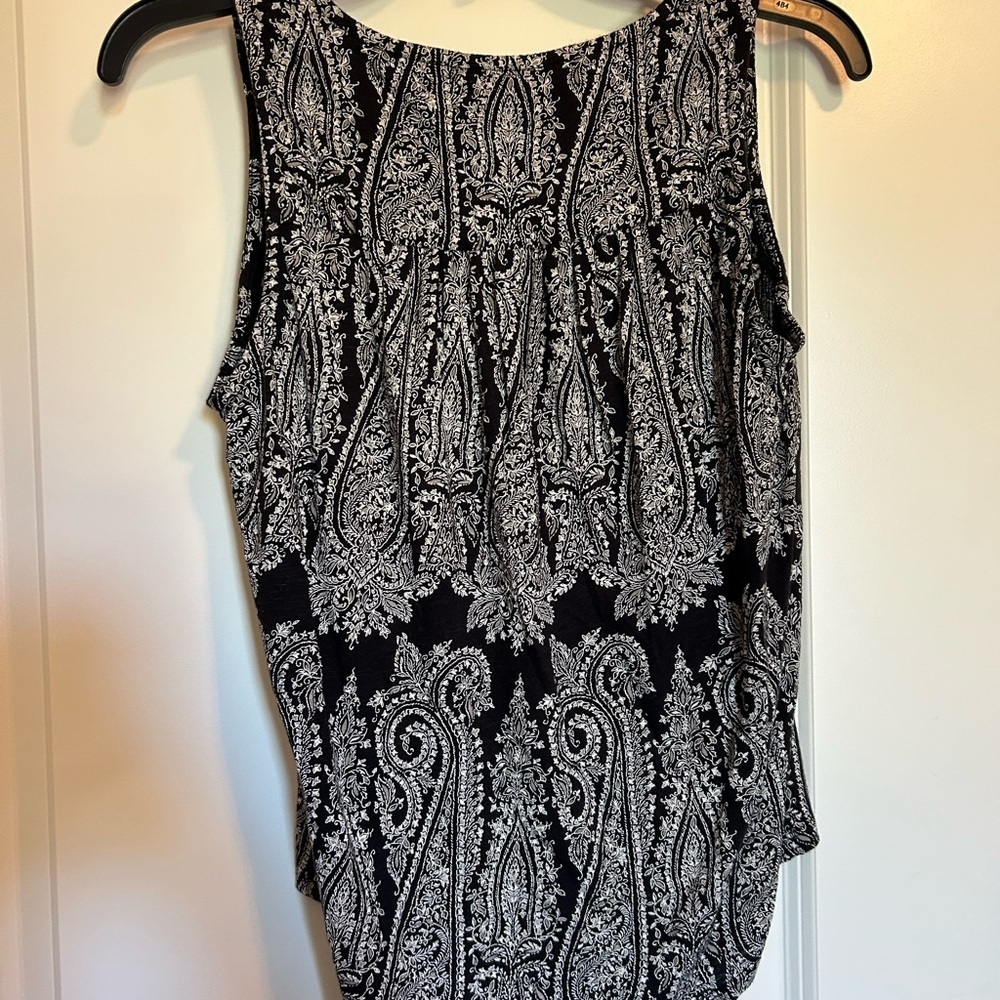 Lucky brand, black-and-white paisley bandanna, V-neck tank top - Picture 3 of 3